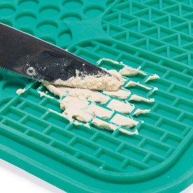 TAPIS A LECHER pour chien carré vert BEEZTEES - DOGFRENCHTOUCH